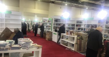الناشرون العرب يجمعون "كارتين" الكتب استعدادًا لمغادرة معرض الكتاب.. صور