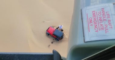 طائرة شرطة عمانية تنقذ إماراتيا بعد تعطل سيارته فى الصحراء 3 أيام.. صور