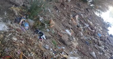 شكوى من تراكم تلال القمامة على جانبى ترعة قرية أولاد عليو بمحافظة سوهاج