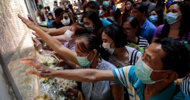 صلوات الفلبينيين على أضواء الشموع للنجاة من فيروس "كورونا"