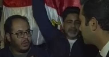 محافظ دمياط خلال استقبالها للمصريين المحتجزين فى اليمن: مصر لا تنسى أبناءها