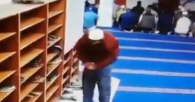 نيشان ينشر فيديو لسرقة لص أحذية مصلين من مسجد.. ويعلق: أَستَغْفِرُ الله