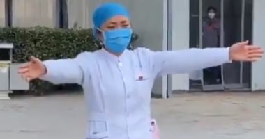 ممرضة صينية تعانق طفلتها على الهواء خوفا من نقل عدوى فيروس كورونا.. فيديو