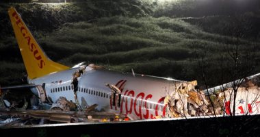 تحطم طائرة وانشطارها إلى 3 أجزاء أثناء هبوطها فى مطار إسطنبول 