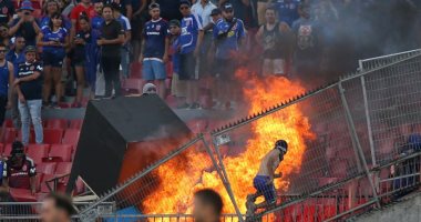 جماهير تشيلي تشعل النار بالاستاد الوطنى خلال مباراة بكأس ليبرتادوريس.. فيديو
