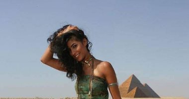 الجمال الفرعونى يكسب.. روبى تستعيد ذكرياتها بصور من أمام الأهرامات