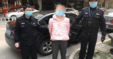 فيديو.. سيدة صينية تهاجم رجال الشرطة بـ"ساطور" بعد رفضها دخول الحجر الصحى
