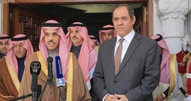 صور.. الرئيس الجزائرى يستقبل وزير الخارجية السعودى 