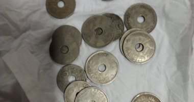 صور.. جمارك رفح تضبط محاولة تهريب مجموعة من العملات المعدنية الأثرية 
