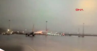 شاهد لحظة خروج الطائرة التركية عن المدرج وانشطارها أثناء هبوطها فى إسطنبول