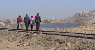 صور .. مدينة الخانكة: نقل شريط السكة الحديد 5 أمتار بقرب بحيرة عرب العليقات