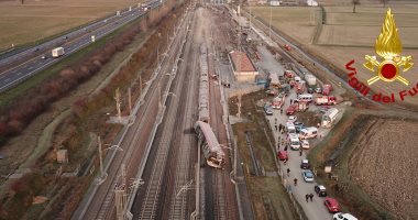 مصرع عاملين وإصابة 27 آخرين جراء خروج قطار عن مساره فى إيطاليا..صور