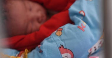 "كورونا" يجبر صينيا على رؤية طفله حديث الولادة لاول مرة عبر مكالمة بالفيديو