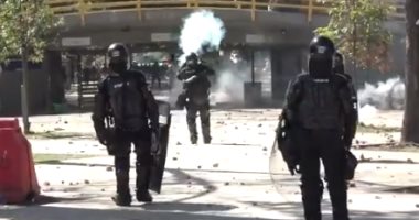 اشتباكات بين طلاب وشرطة مكافحة الشغب بجامعة كولومبيا فى بوجوتا.. فيديو