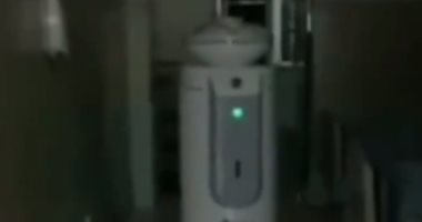 مستشفى صينى يستخدم إنسان آلى لتطهير الغرف لمكافحة عدوى كورونا.. فيديو