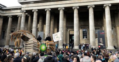 نشطاء المناخ يتظاهرون ضد شركة بريتيش بتروليوم خارج المتحف البريطاني