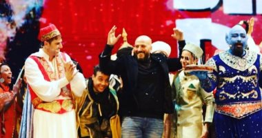 مجدى الهوارى يحتفل بعيد ميلاده وسط نجوم مسرحية علاء الدين على خشبة المسرح