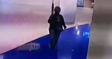 فيديو لمنفذ هجوم تايلاند يتمشى شاهرا سلاحه داخل المركز التجارى