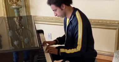 على ربيع يعزف مقطوعة موسيقية على البيانو.. فيديو