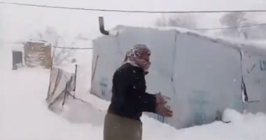 فيديو.. ندرة الخبز تواجه اللاجئين السوريين فى لبنان.. والثلوج تغطى المخيم