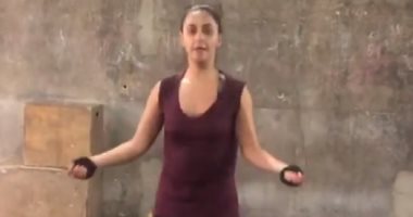 ميس حمدان تشارك جمهورها تمرين "نط الحبل" من داخل الجيم.. فيديو