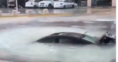 انهيار أرضى يبتلع سيارة بقائدها فى محافظة الأحساء السعودية.. فيديو