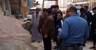 صور.. ضبط مخالفات بناء ومعدات تعمل بدون ترخيص بمنطقة كورنيش مرسى مطروح