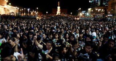 آلاف التايلانديين يشعلون شموعا لتأبين ضحايا جريمة القتل العشوائى 