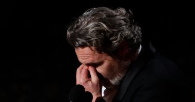 خواكين فينيكس يحبس دموعه بعد فوزه بجائزة الأوسكار عن أفضل ممثل