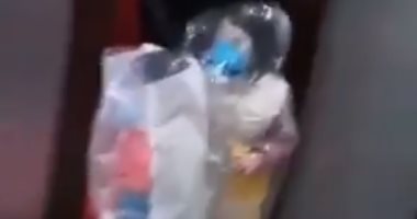 قلب الأم .. صينية تضع أولادها في أكياس بلاستيكية خوفا من كورونا .. فيديو