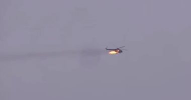 شاهد لحظة سقوط مروحية للجيش السورى بعد استهدافها بصاروخ أرض جو