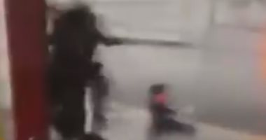 فيديو مخيف.. العاصفة كيارا تطيح بطفل وسط الطريق فى بريطانيا