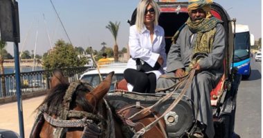 "باللجام والحصان".. بوسى شلبى تركب "حنطور" خلال مشاركتها بمهرجان أسوان