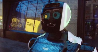 صور.. روبوت مبتسم بشوارع نيويورك لإسداء النصح بخصوص فيروس كورونا