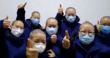 ممرضات صينيات تحلقن شعورهن قبل السفر للخدمة فى مدينة ووهان.. فيديو