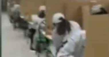 مصنع صينى يفصل بين العمال وقت الطعام بألواح كارتون للحد من كورونا.. فيديو