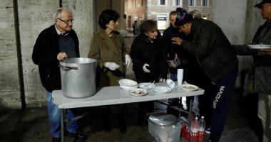 "طاهى الفقراء".. رجل تسعينى يؤسس جمعية لإطعام المحتاجين بإيطاليا.. صور