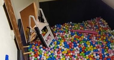 أمريكى يبنى غرفة سرية مملوءة بـ 35 ألف كرة للتخلص من التوتر.. صور وفيديو