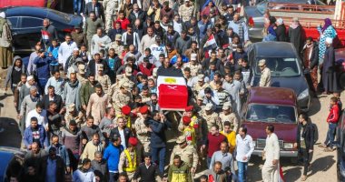 الآلاف يشيعون جثمان الشهيد مصطفى عبيدو بمسقط رأسه في منشأة القناطر بالجيزة