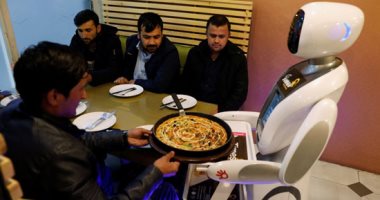 للمرة الأولى فى أفغانستان.. روبوت يقدم الأطعمة بأحد المطاعم