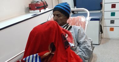 فريق التدخل السريع بـ"التضامن" ينفذ مسن مريض بلا مأوى من الشارع ويعيده لأهله
