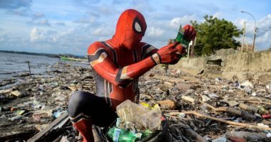 سبايدر مان الإندونيسى يجمع القمامة على شواطئ سولاويزى