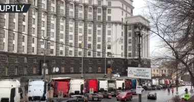 احتجاج بالشاحنات أمام مبنى الحكومة فى كييف.. فيديو 