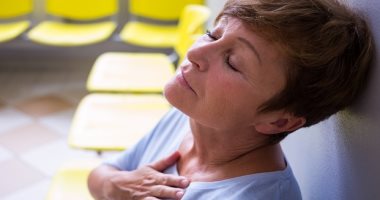 أعراض تحذيرية للنساء قبل السكتات القلبية بـ 24 ساعة.. منها ضيق التنفس 