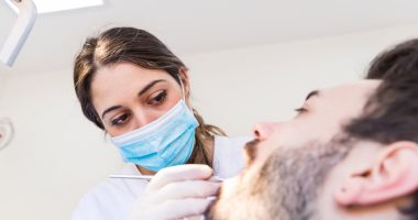 7 طرق أساسية لعلاج ألم الأسنان.. منها زيت القرنفل