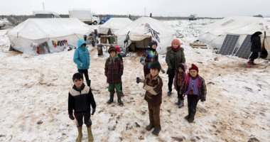 الشتاء المر.. سوريون بلا مأوى يحرقون القمامة بحثا عن الدفء وسط الثلوج