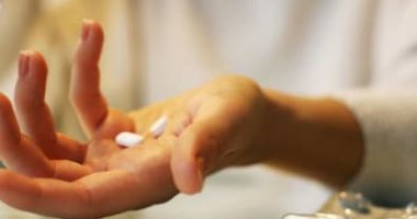 دراسة جديدة تحذر من الآثار الجانبية لأدوية المسكنات عند علاج آلام الظهر