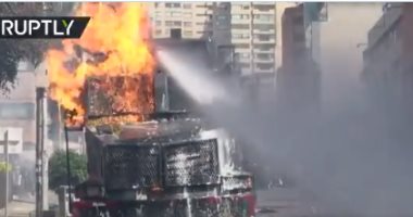 محتجون فى كولومبيا يحرقون مدرعة شرطة بزجاجات المولوتوف.. فيديو