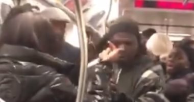 أنت فى نعمة.. خناقة بالسكاكين داخل مترو نيويورك والعمدة يدفع بـ500 شرطى إضافى.. فيديو