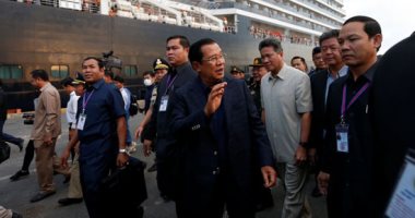 رئيس وزراء كمبوديا يستقبل ركاب سفينة سياحية رغم مخاوف "كورونا"